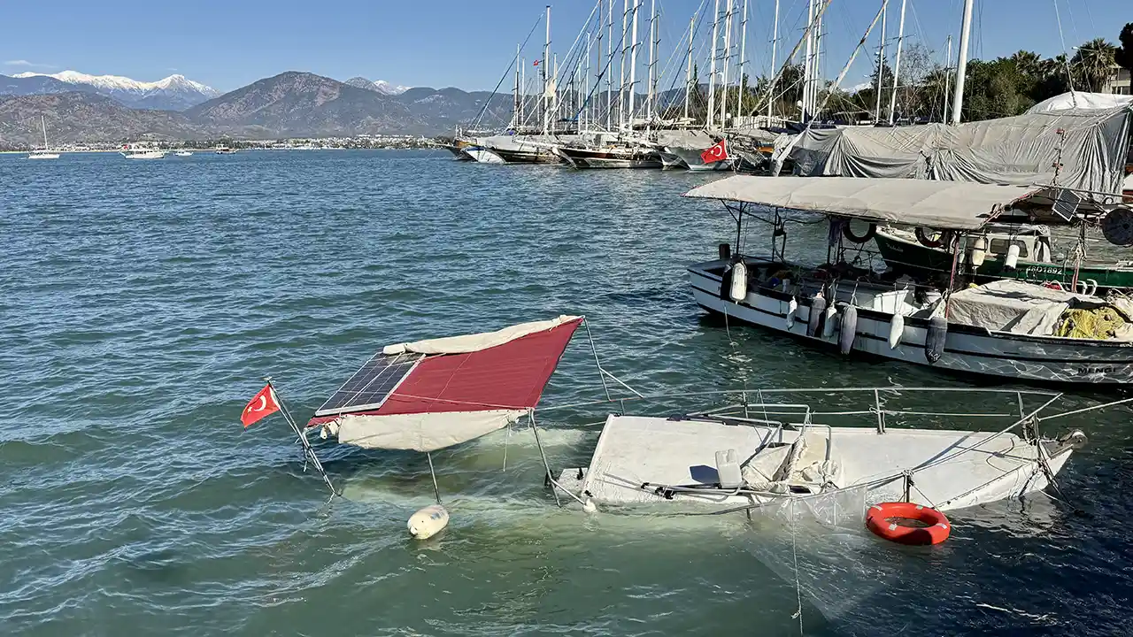 Bodrum'da karaya oturan yelkenli tekne kurtarıldı