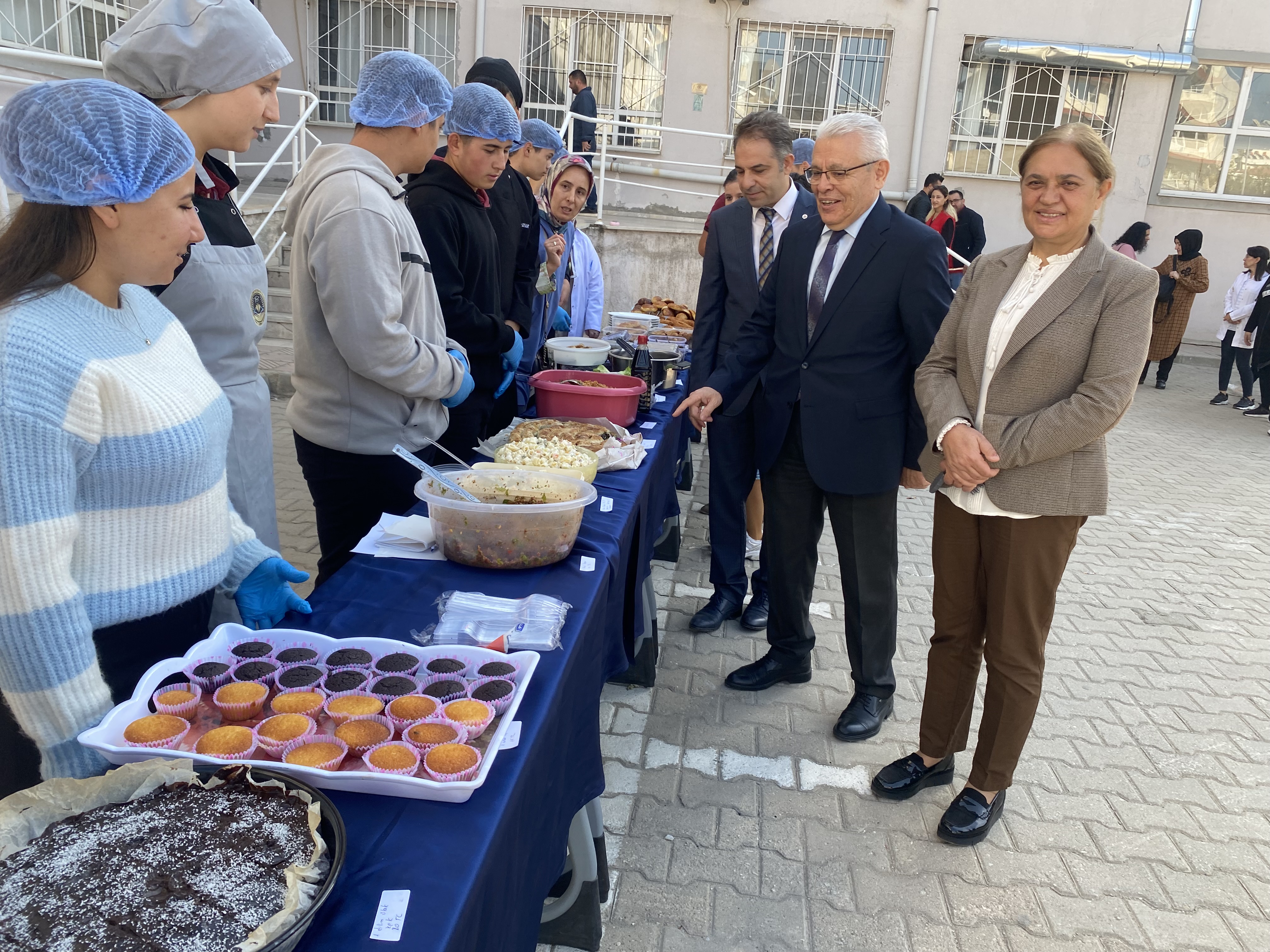 Manisa'da öğrenci ve öğretmenlerden Gazze yararına kermes