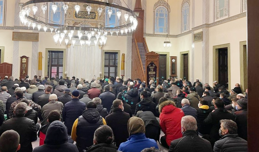 Uşak'ta Bayram Namazları Yoğun Katılımla Gerçekleşti