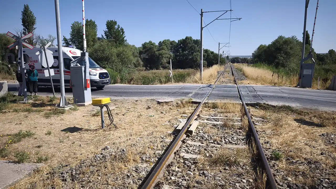 Turgutlu'da yolcu treninin çarptığı kamyonette hasar oluştu