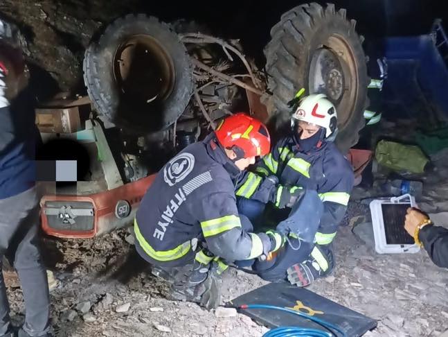 Denizli'de devrilen traktördeki karı koca öldü