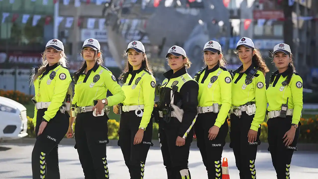 Kadın trafik polisleri İzmir'in yollarında düzen ve güven sağlıyor