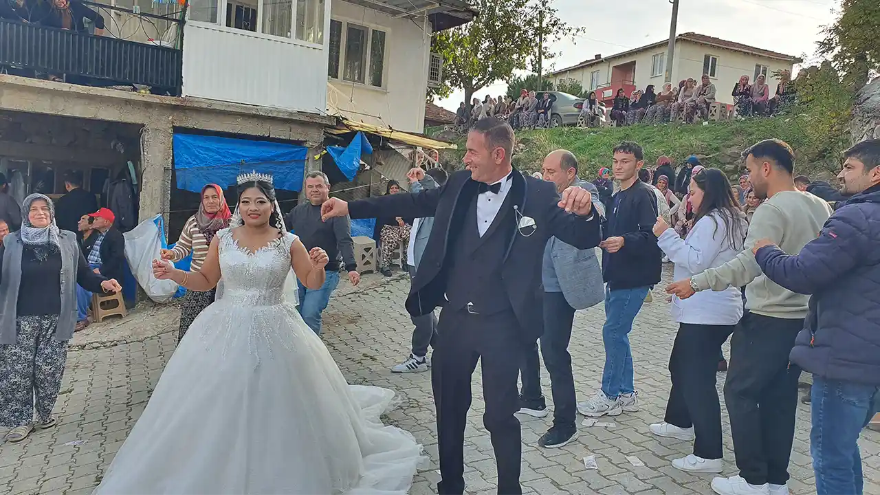 Endonezyalı gelin için Manisa'da 'köy düğünü' yapıldı
