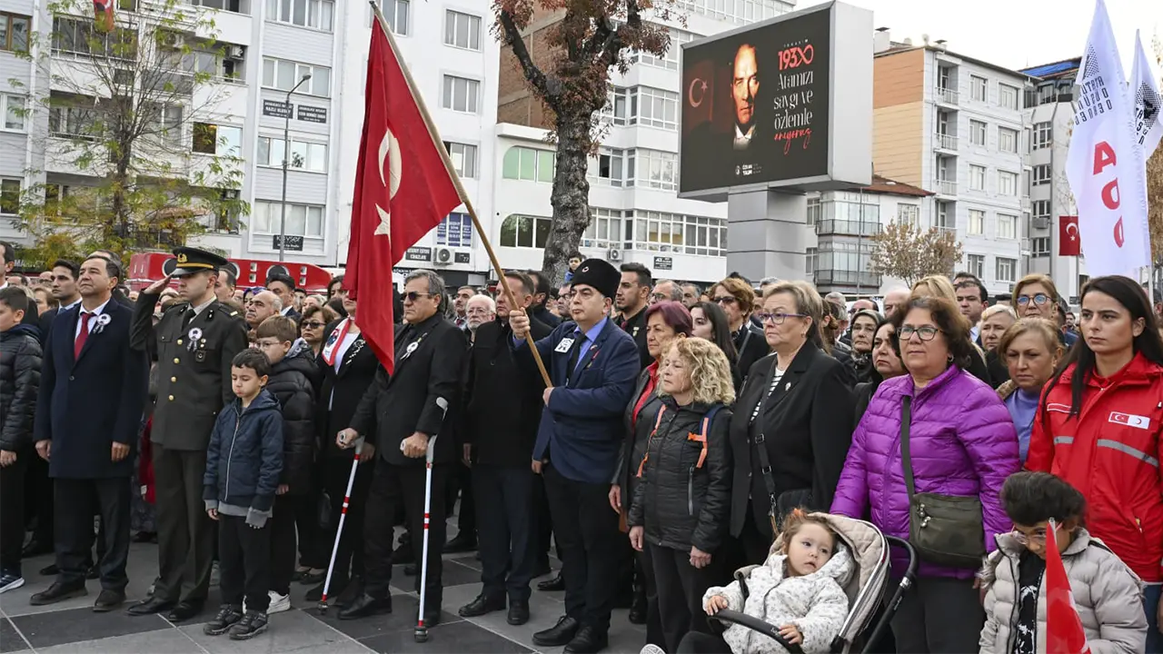 Uşak’ta 09.05’te Hayat Durdu: Kent Atasına Saygı Duruşunda