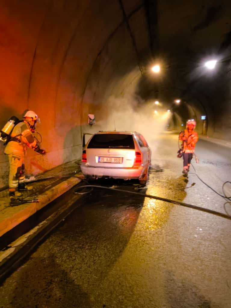 İzmir'de tünelde alev alan otomobil yandı