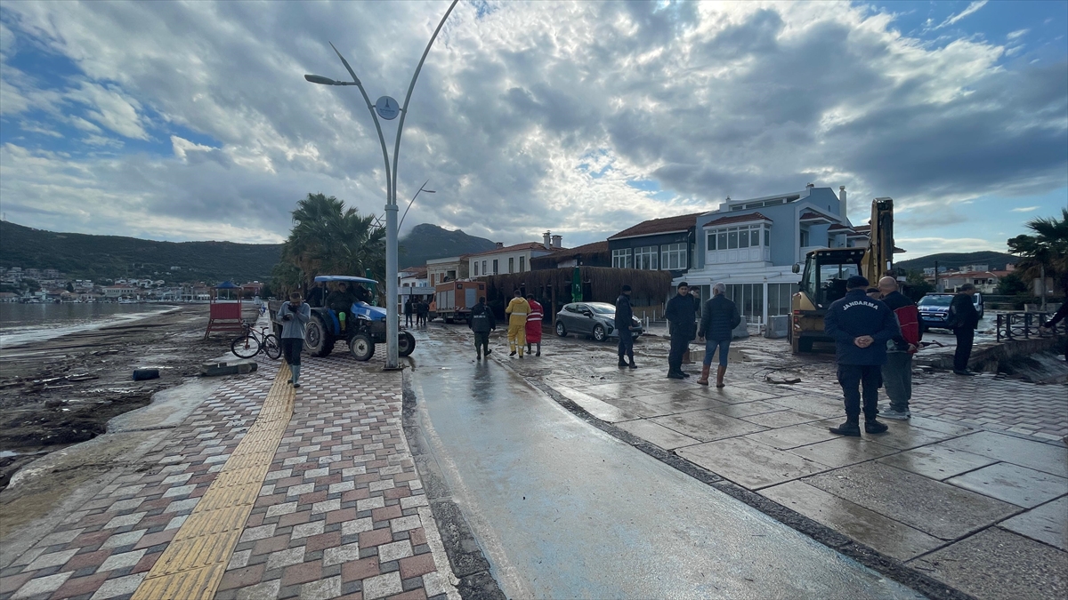 İzmir'in Çeşme ilçesinde sağanak hayatı olumsuz etkiledi