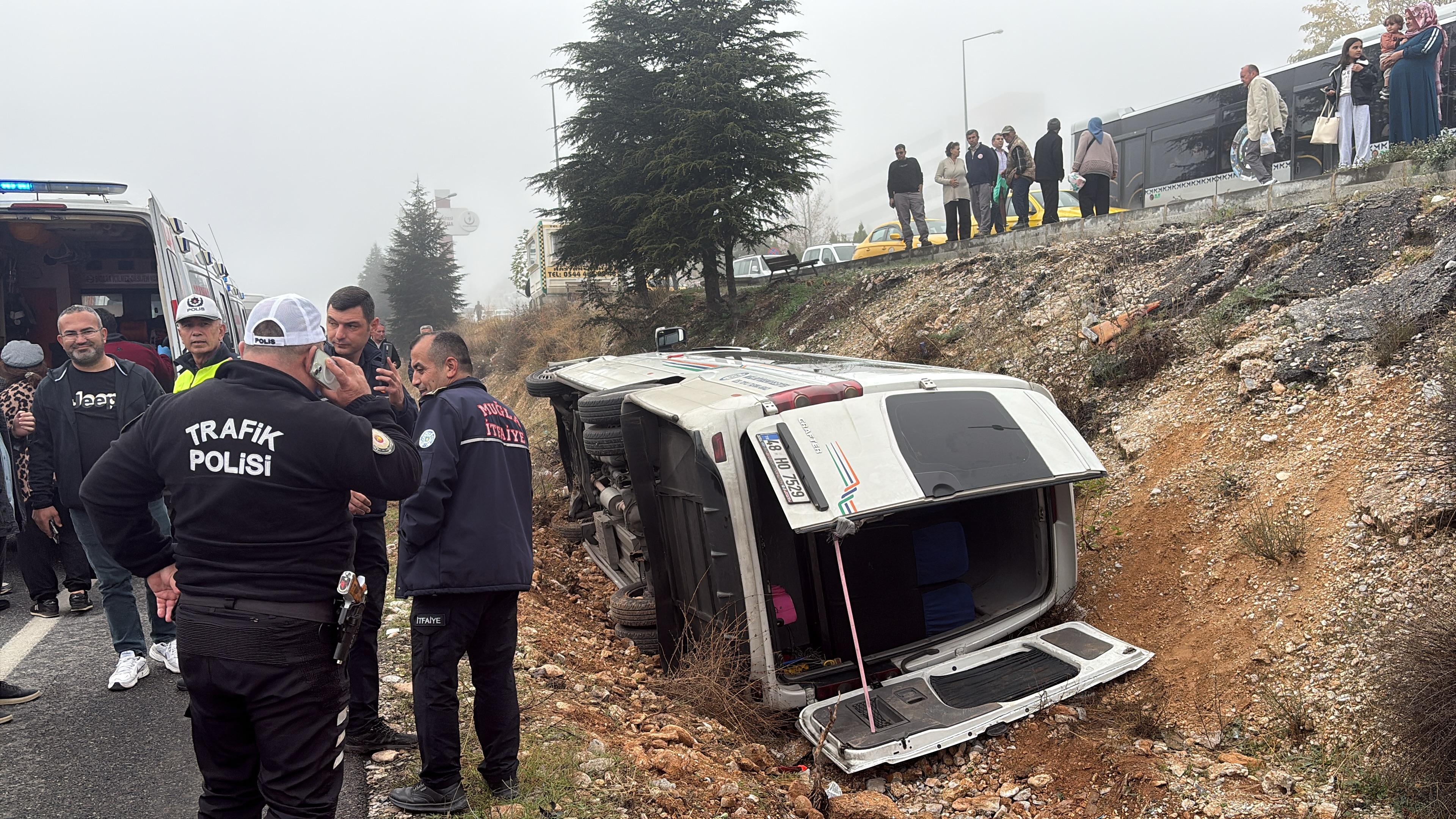 Muğla'da devrilen yolcu minibüsündeki 15 kişi yaralandı