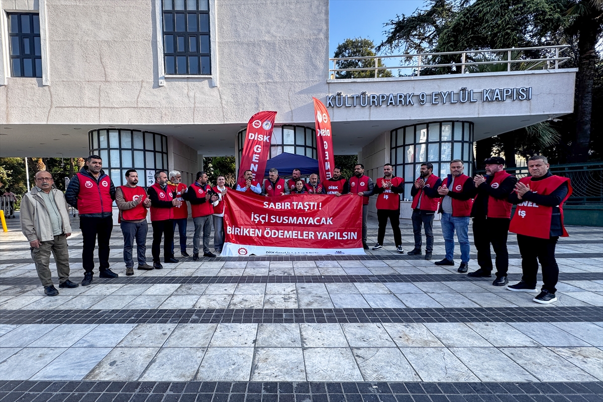 İzmir Büyükşehir Belediyesi işçileri oturma eylemini sürdürüyor