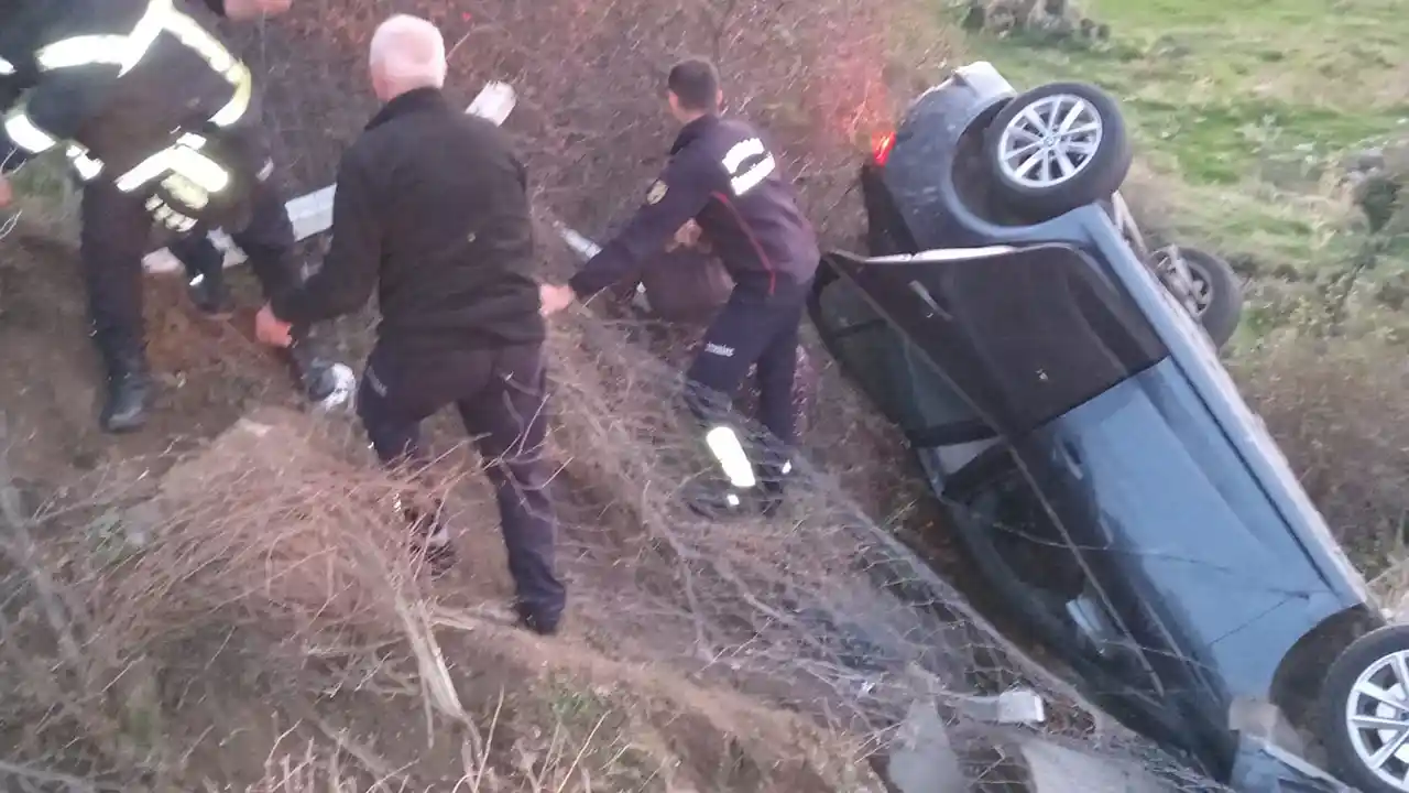 Aydın'da şarampole devrilen otomobildeki 5 kişi yaralandı