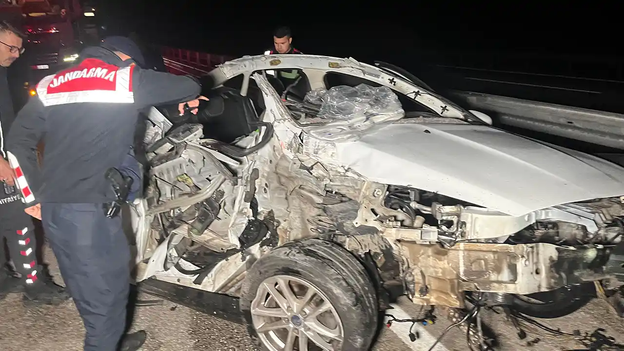 Otomobil Kamyonete Arkadan Çarptı; 1 Ölü, 2 Yaralı!