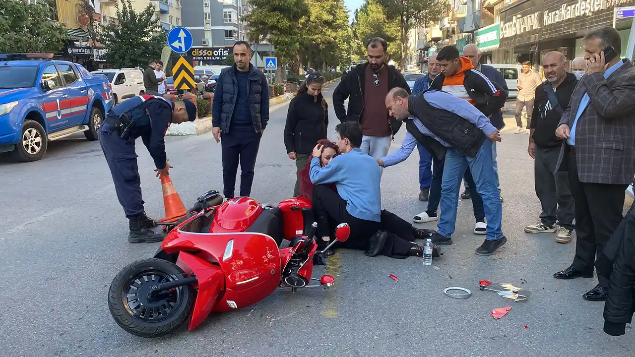Nazilli'de minibüsle çarpışan motosikletteki 2 kişi yaralandı