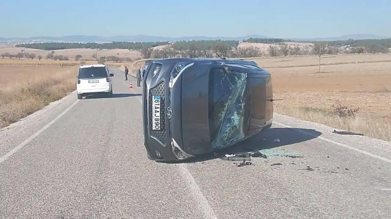 Uşak’ta Seyir Halindeki Otomobil Takla Attı: 2 Yaralı