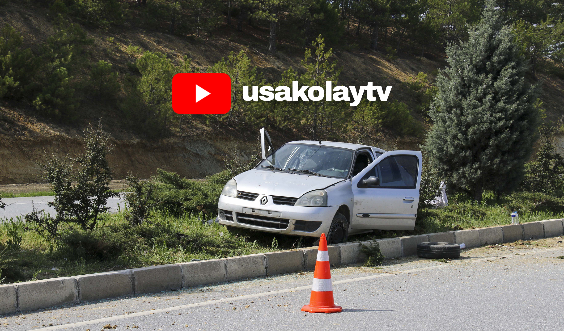 Banaz'da Takla Atan Araç Refüje Çıktı