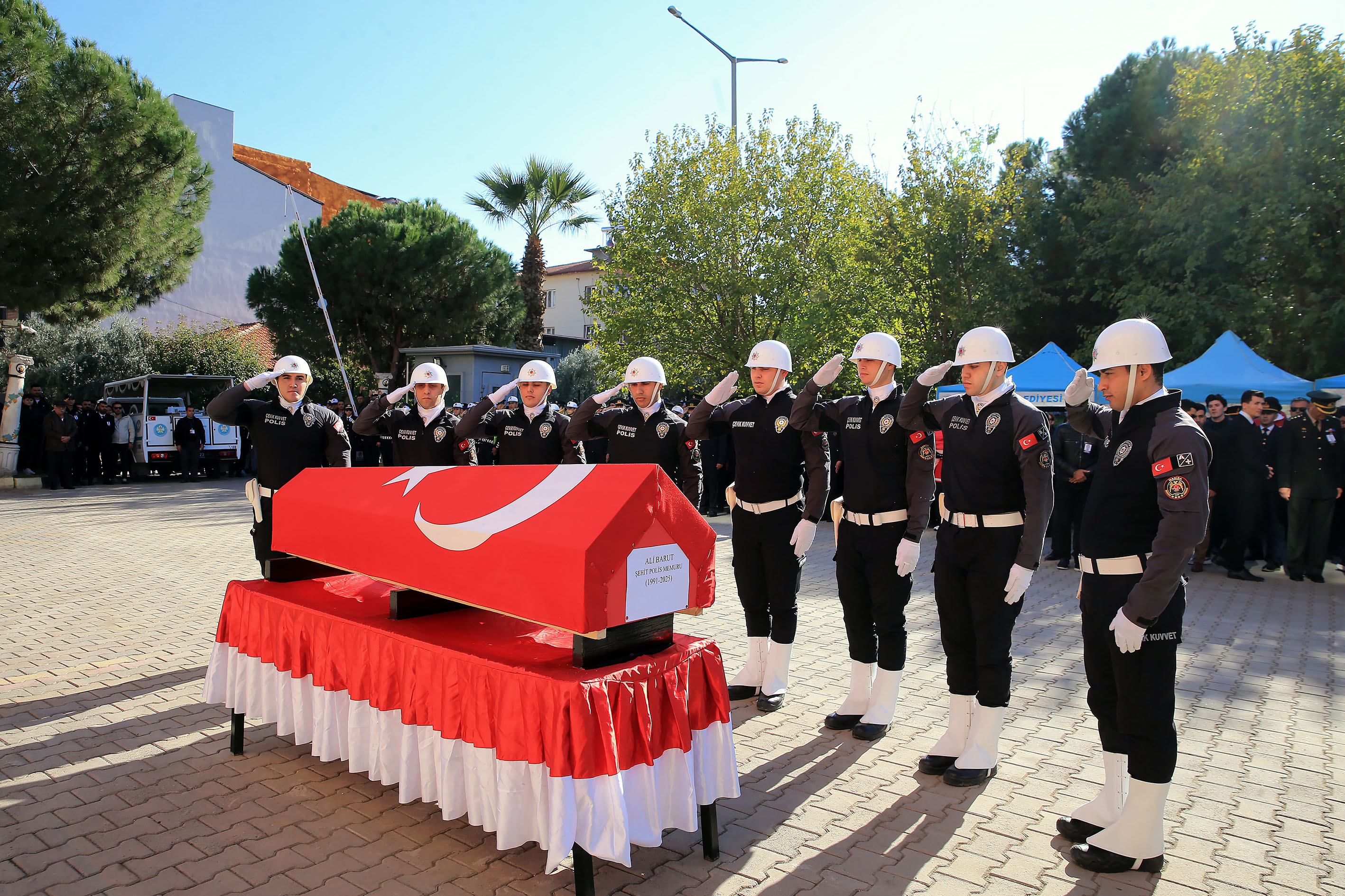 Şehit olan polis memuru Ali Barut için Alaşehir İlçe Emniyet Müdürlüğü'nde tören düzenlendi