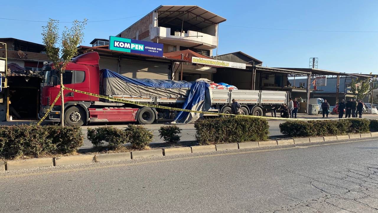 Manisa'da kazada şehit olan polis son yolculuğuna uğurlandı