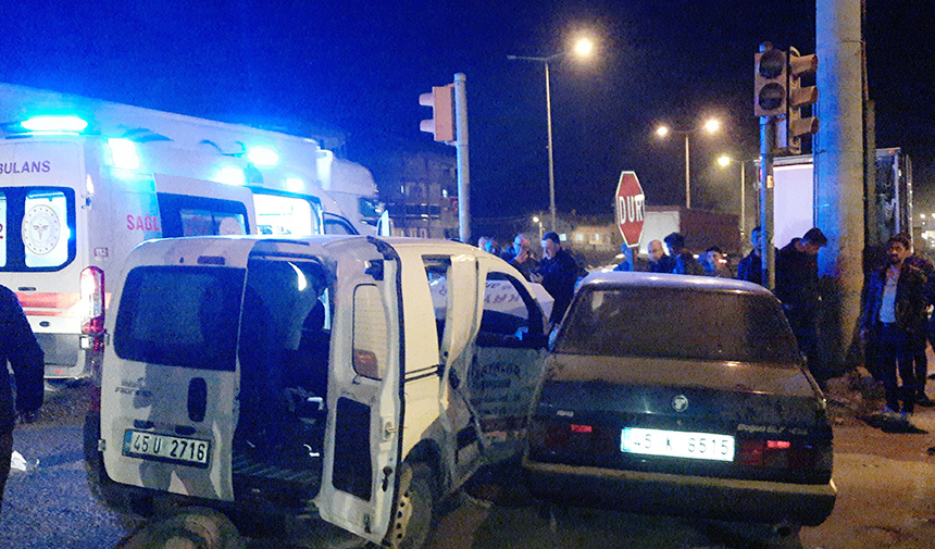 Uşak-İzmir Karayolundaki Trafik Kazasında 3 Kişi Yaralandı
