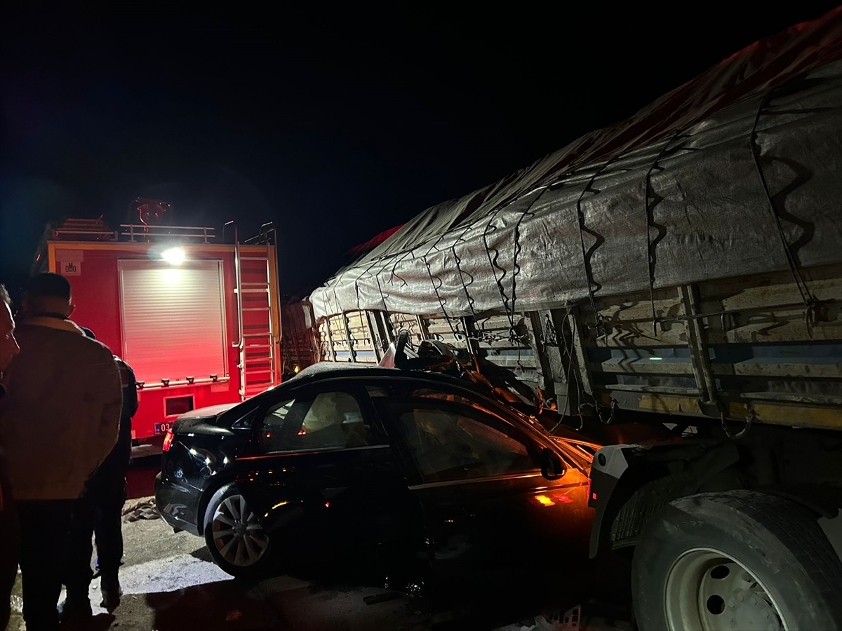 Tır ile Otomobi Çarpıştı; 2 Kişi Öldü, 2 Kişi Yaralandı