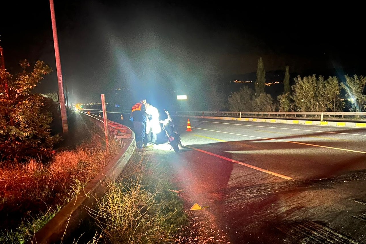 İzmir'de bariyere çarpan motosikletin sürücüsü öldü