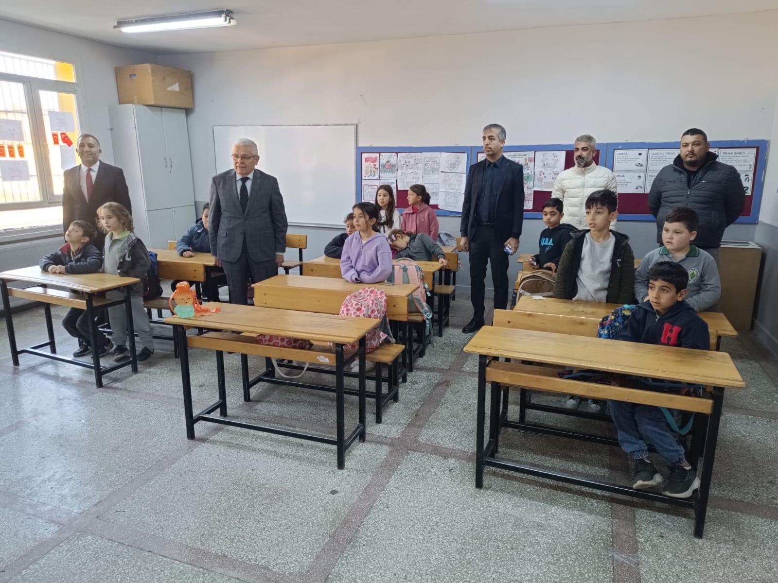 Alaşehir'de denetimli serbestlik yükümlüleri okul boyadı