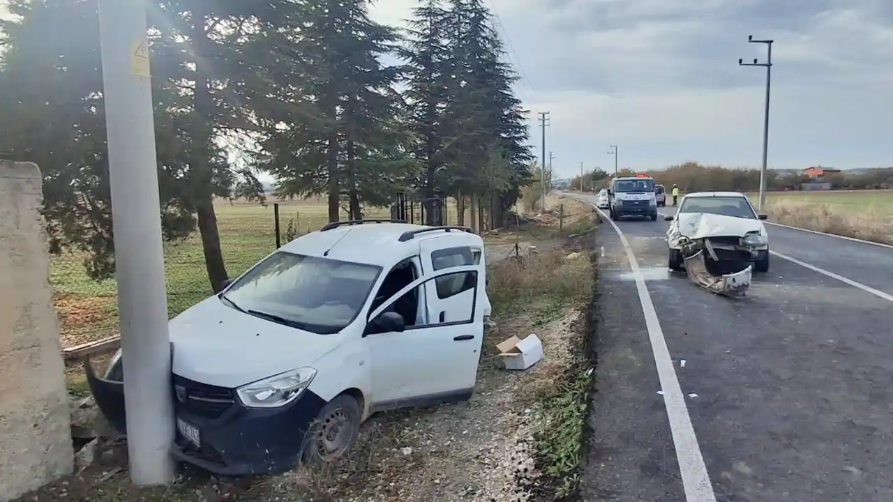 Hafif Ticari Araç ve Otomobil Çarpıştı; 3 Yaralı