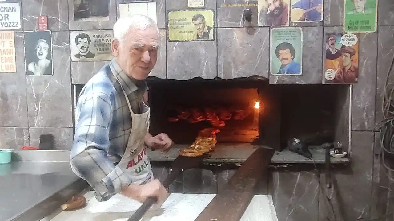 Uşak’ta 50 Yıllık Lezzet Durağı: Necati Alp’ten Doğal Taş Fırın Simidi