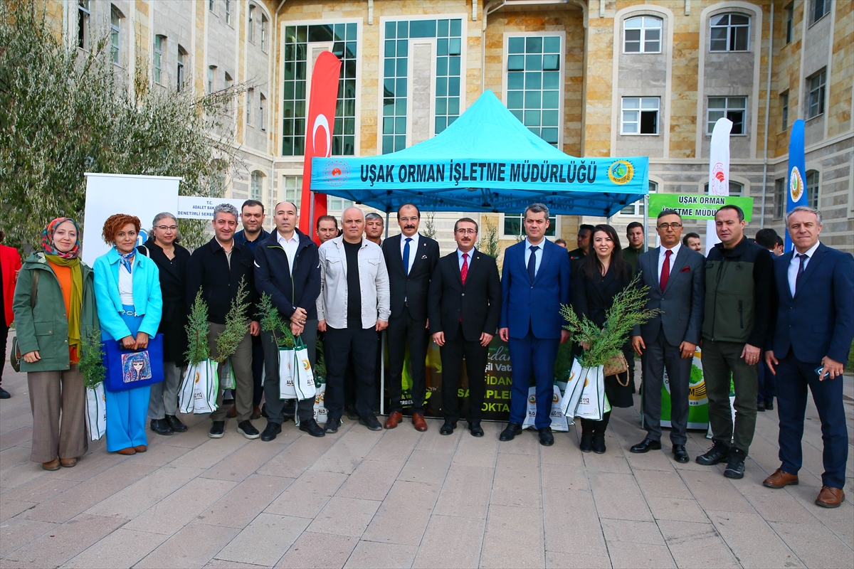 Uşak Adliyesi'nde fidan dağıtıldı