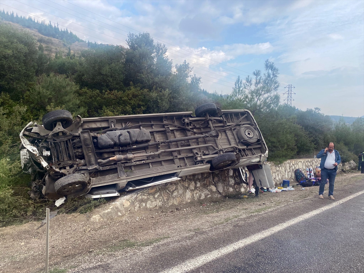 İzmir'de turistleri taşıyan minibüs devrildi, 4 kişi yaralandı