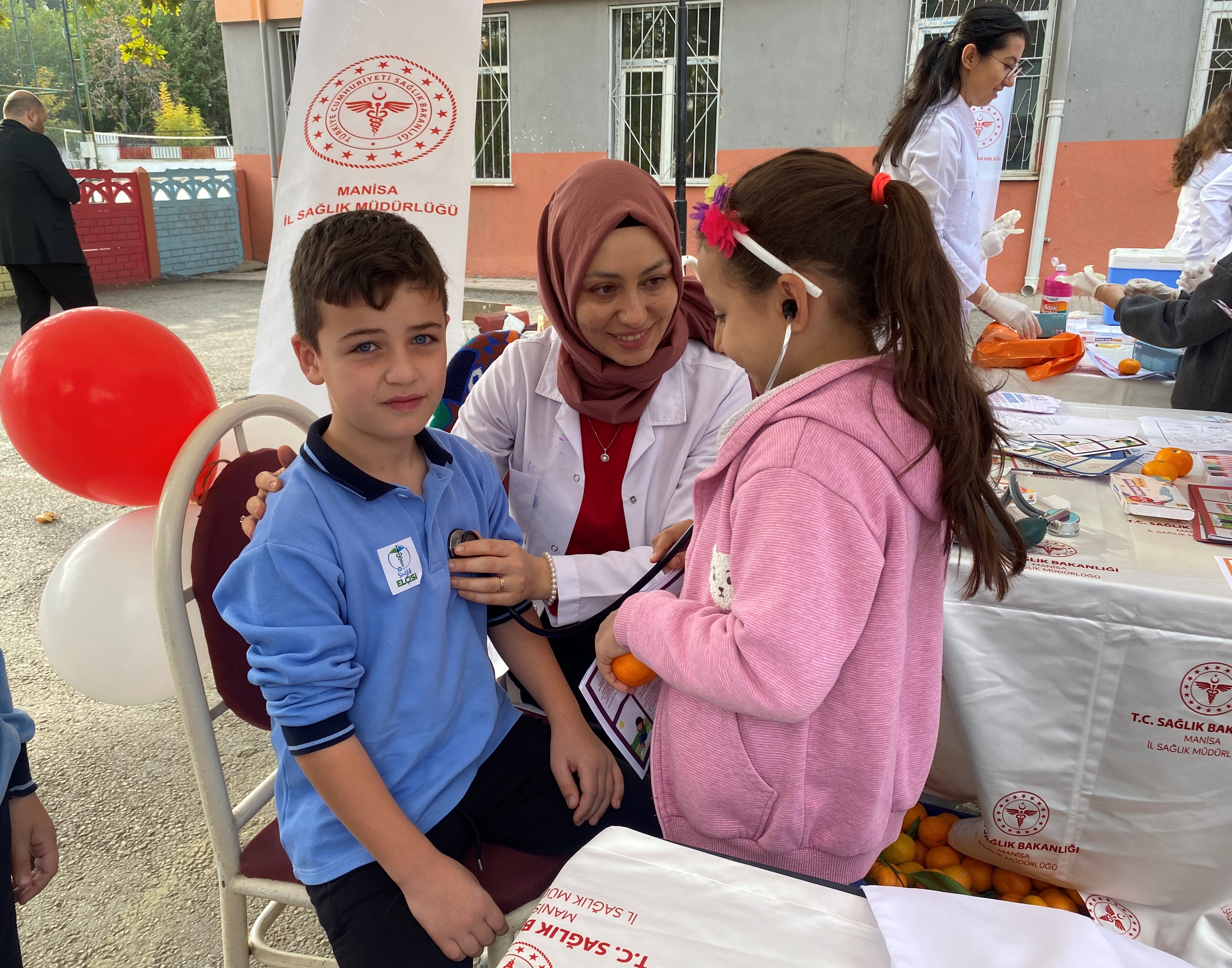 Alaşehir'de öğrenciler sağlık çalışanlarıyla bir araya geldi