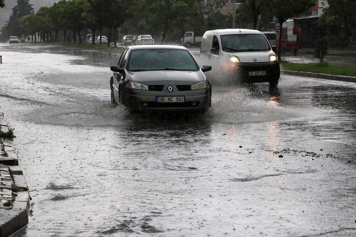 İzmir'de sağanak hayatı olumsuz etkiledi