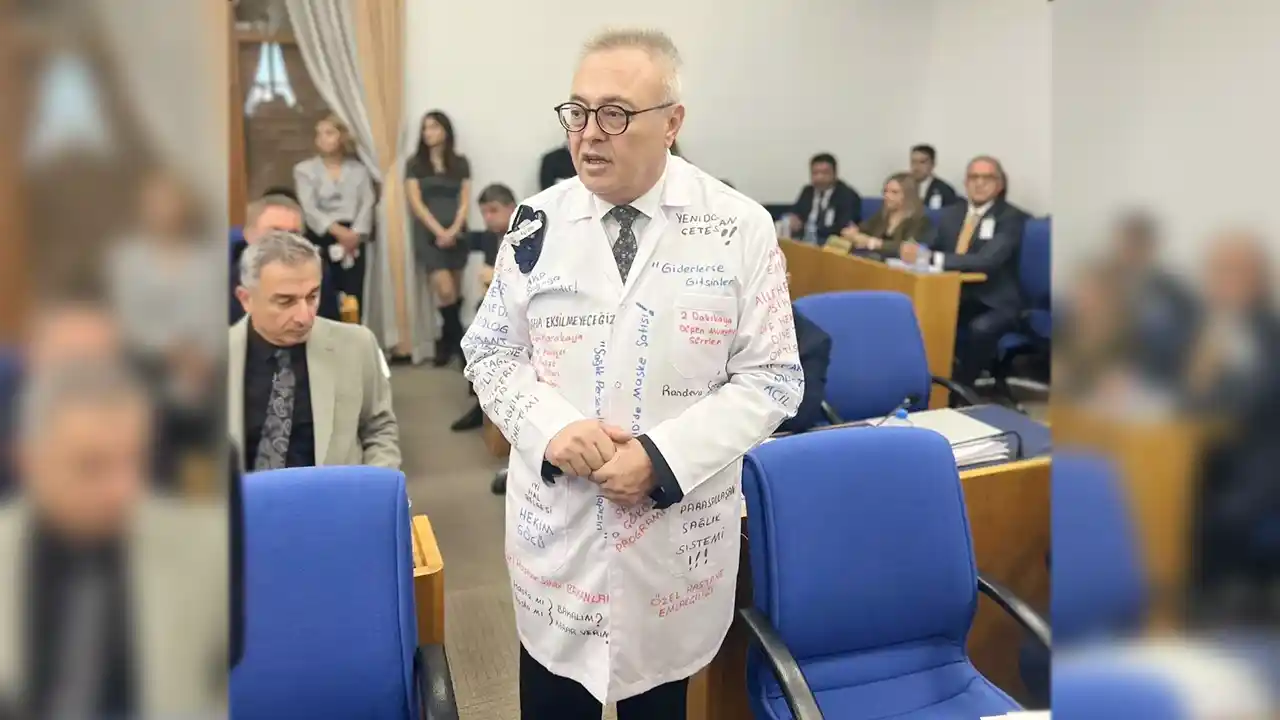 Karaoba’dan Meclis’te İlginç Protesto: “Sağlıkta Çöküş Bu Önlükte Yazılı”