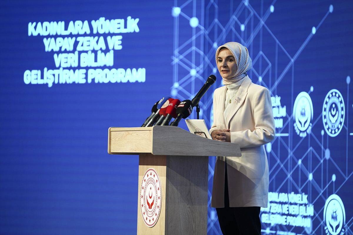Bakan Göktaş, 'Kadınlara Yönelik Yapay Zeka ve Veri Geliştirme Programı'nda konuştu