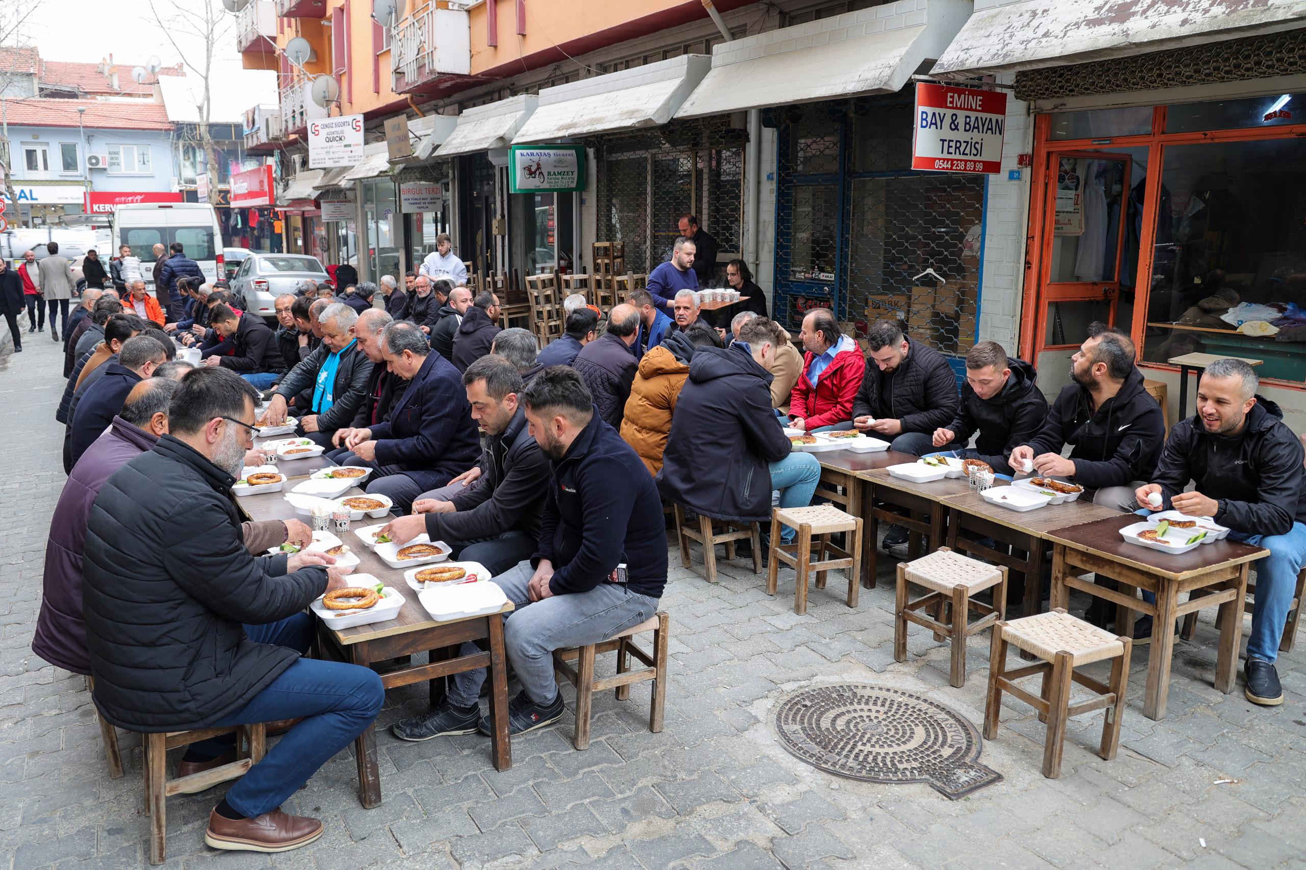 Başkan Çakın Esnafla Mahalle Kahvaltısı Yaptı