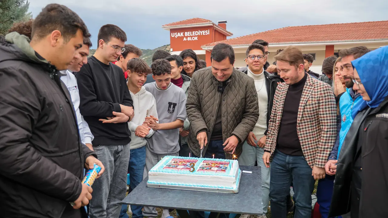 Başkan Çakın Gençlerle Ateş Yaktı, Pasta Kesti