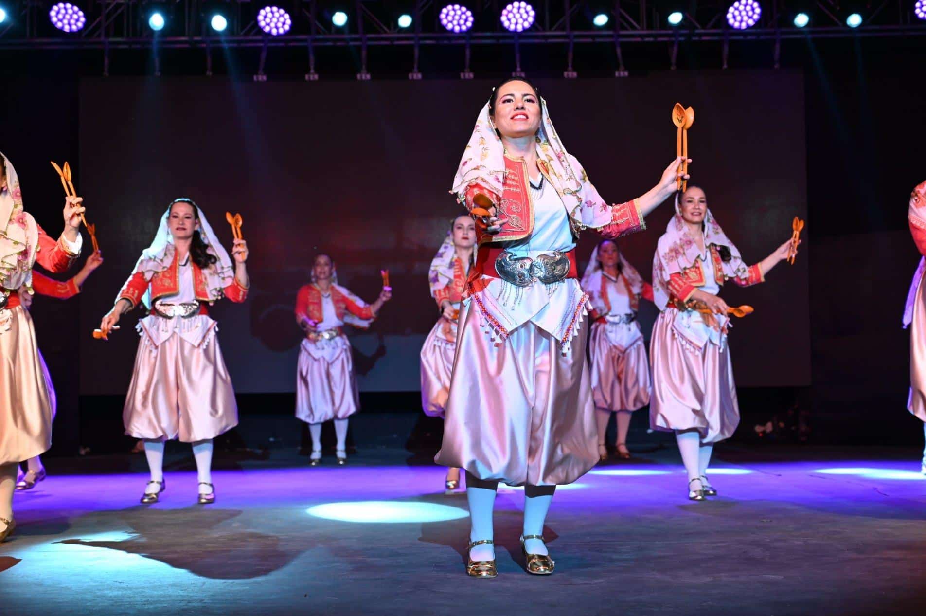 Uşaklı Öğretmenler Sahnede: Huzurpark'ta Unutulmaz Gösteri