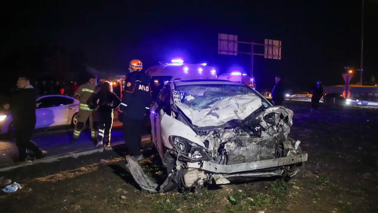 Gediz Kavşağı’nda Feci Kaza: 1’i Ağır 28 Yaralı