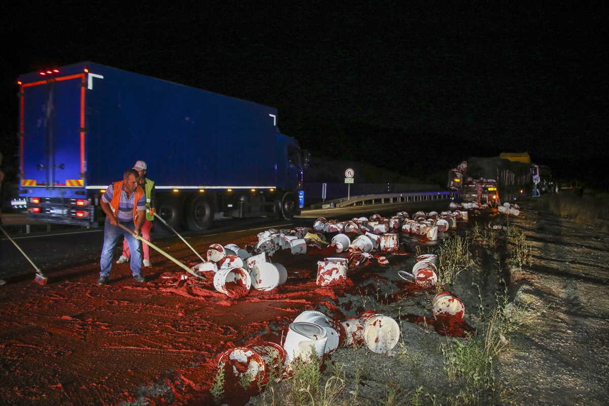 Uşak'ta 15 kişinin yaralandığı otobüs kazasının görüntüleri