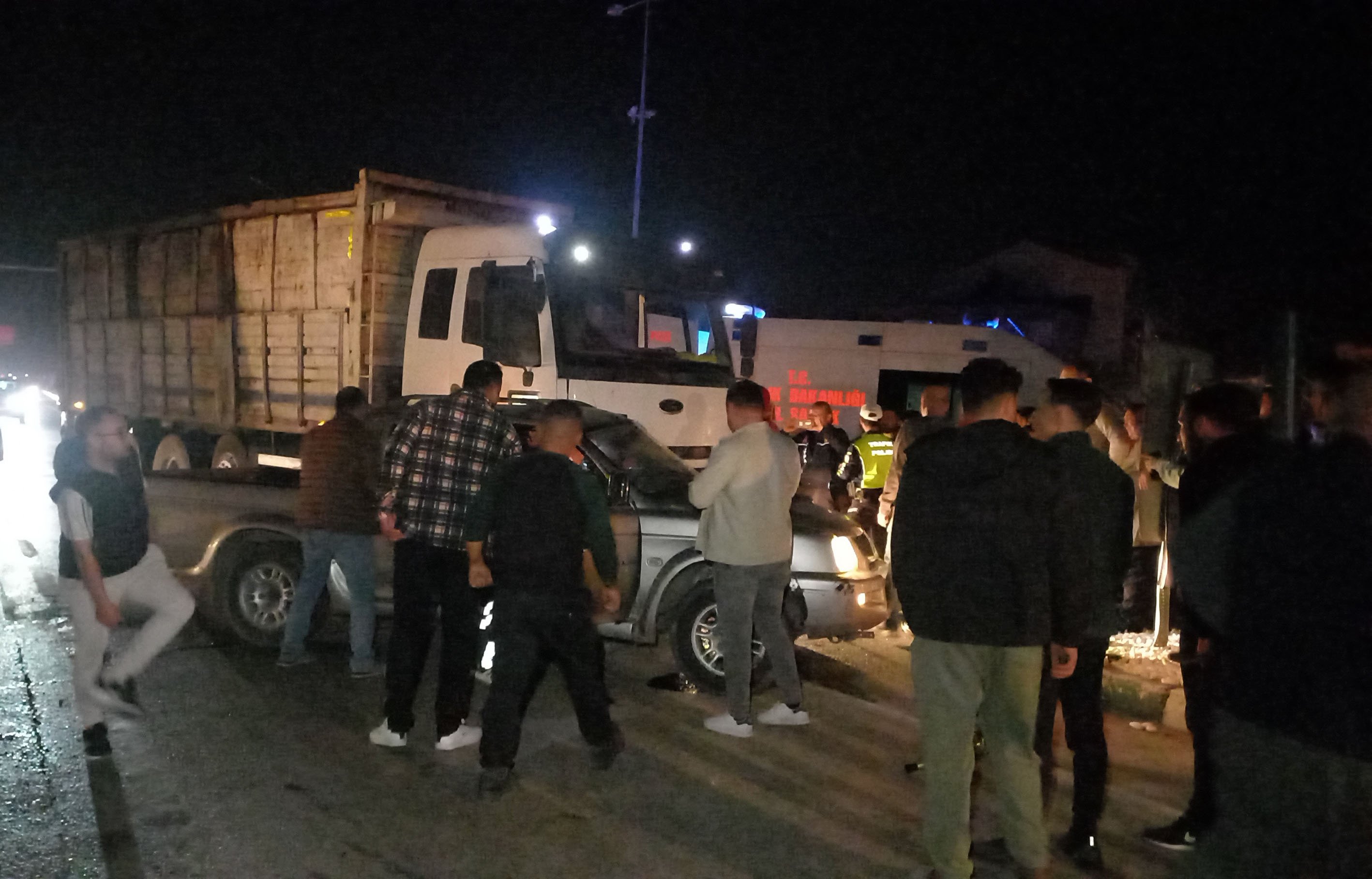 Manisa'da kamyonla pikabın çarpıştığı kazada 4 kişi yaralandı