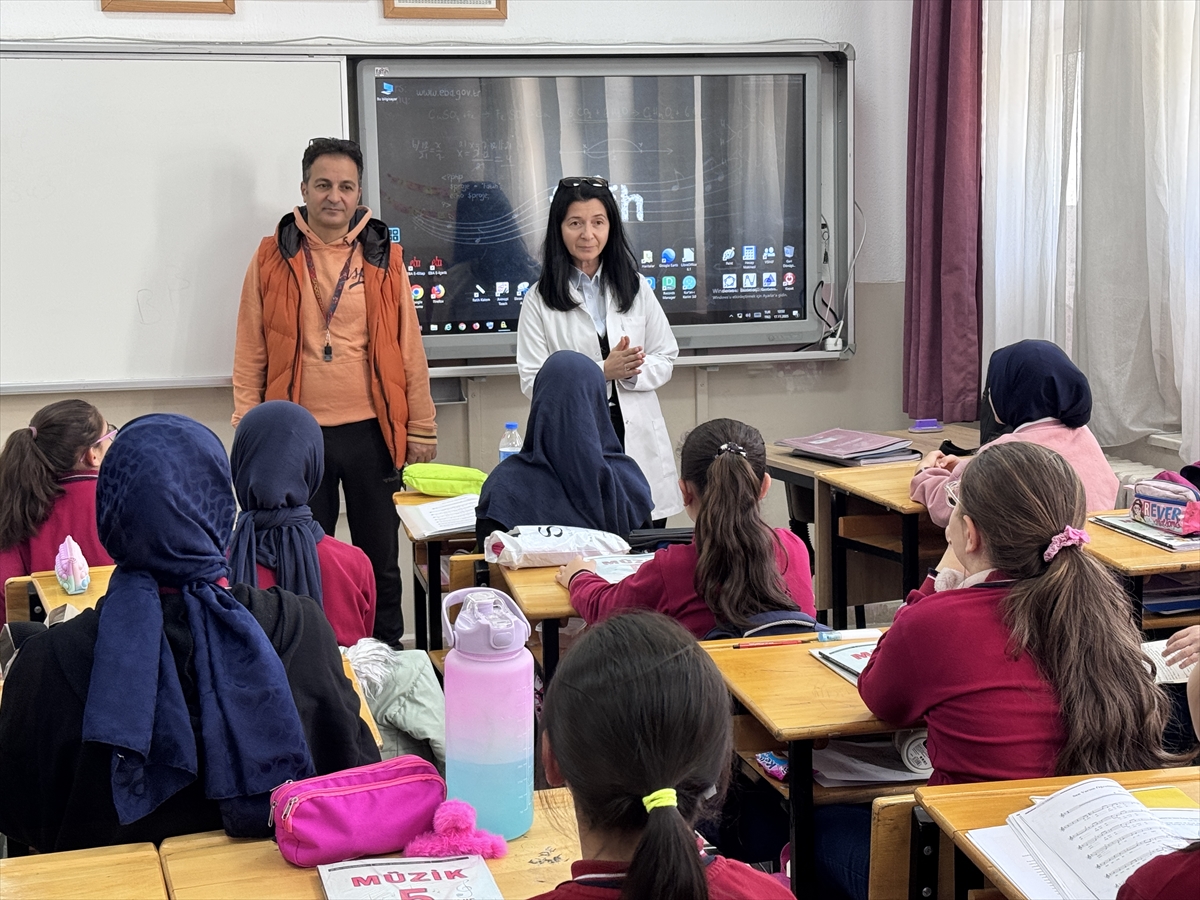 Öğretmen çift, yaptıkları uygulamayla öğrencilere çevre bilinci aşılıyor