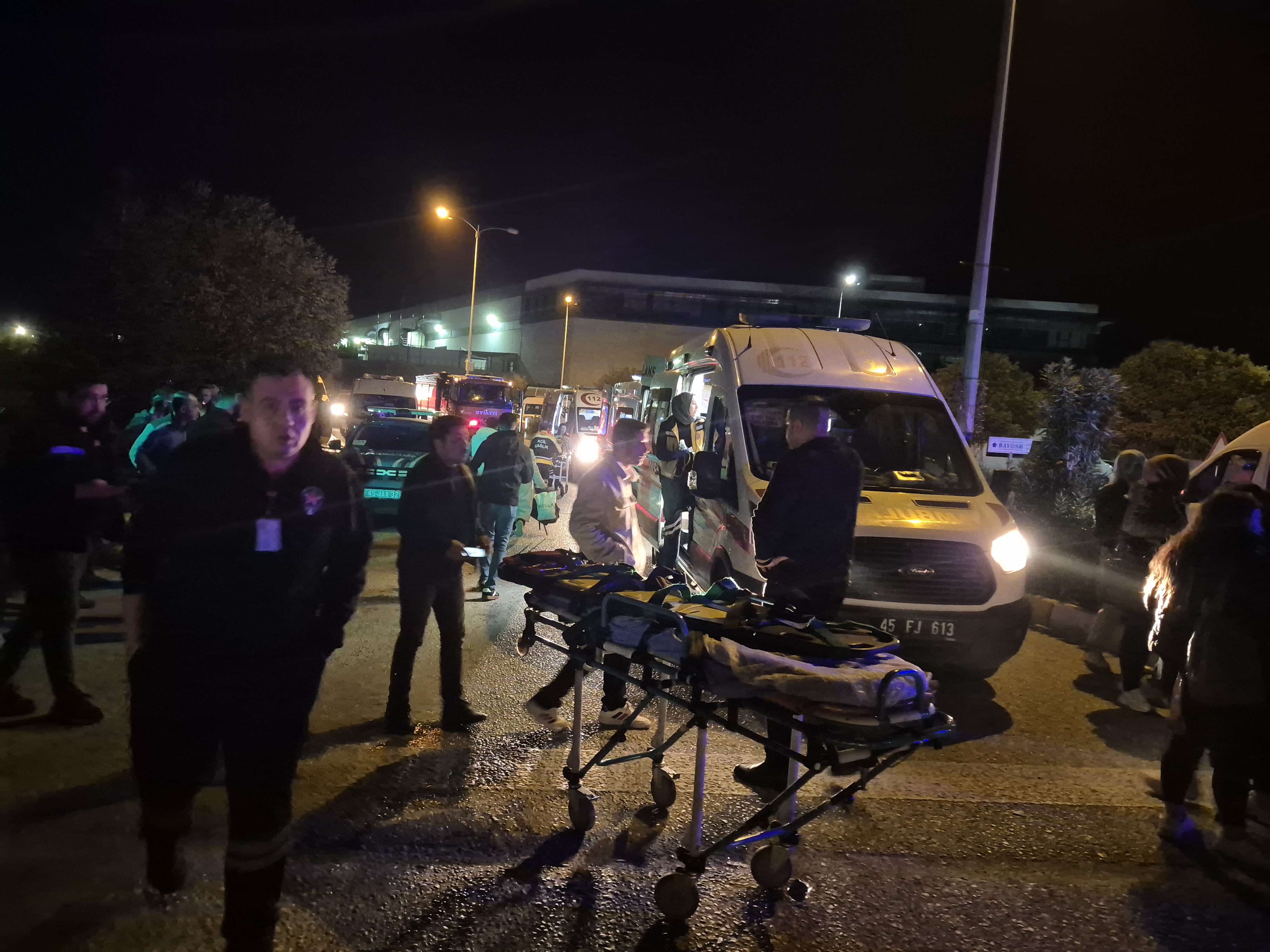İzmir'de iki işçi servisinin çarpıştığı kazada 13 kişi yaralandı