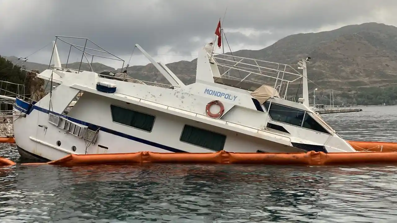 Marmaris'te su alıp yarısı batan tekneden yakıt sızıntısına karşı önlem alındı