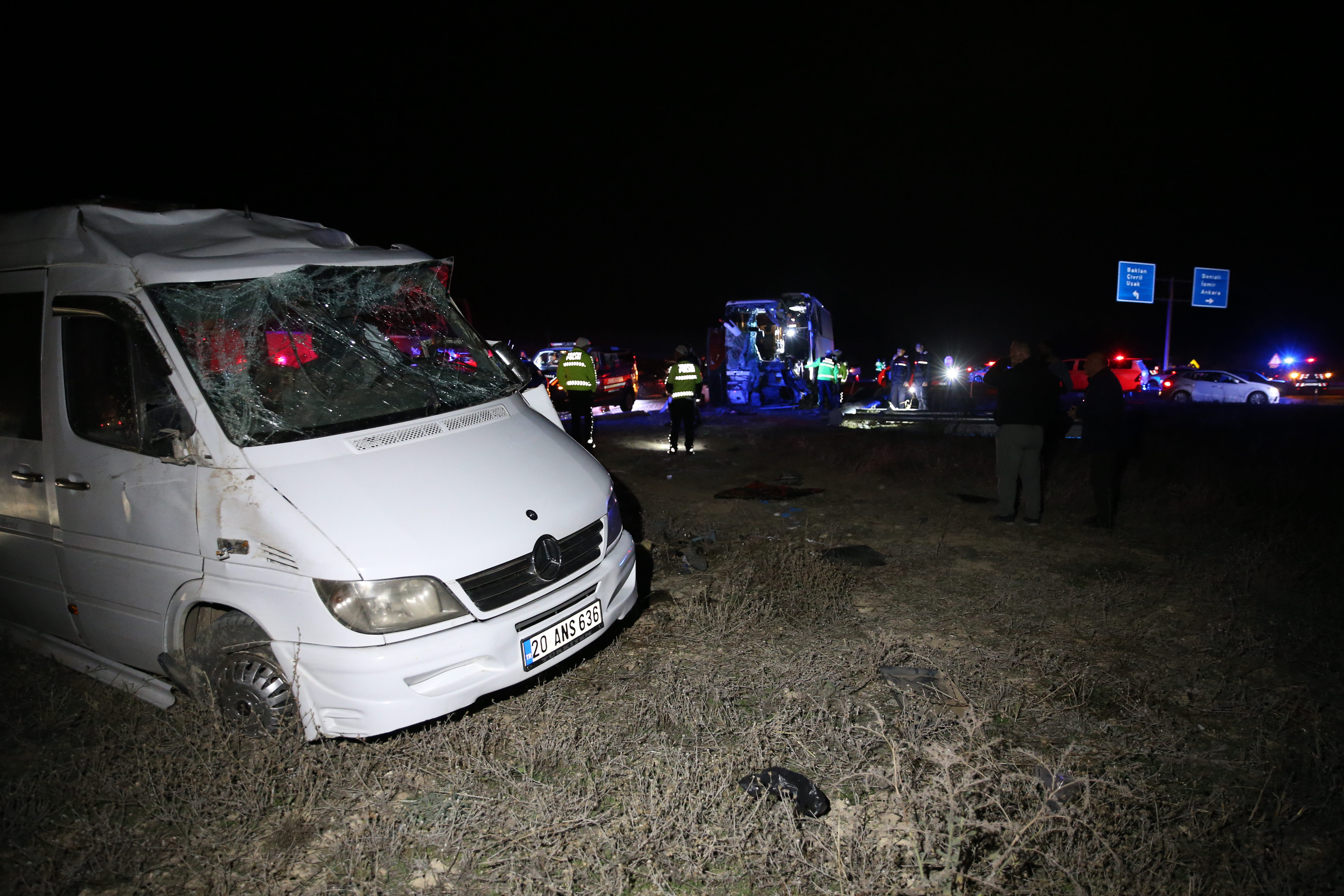Denizli'de yolcu otobüsü ile minibüsün çarpıştığı kazada 10 kişi yaralandı