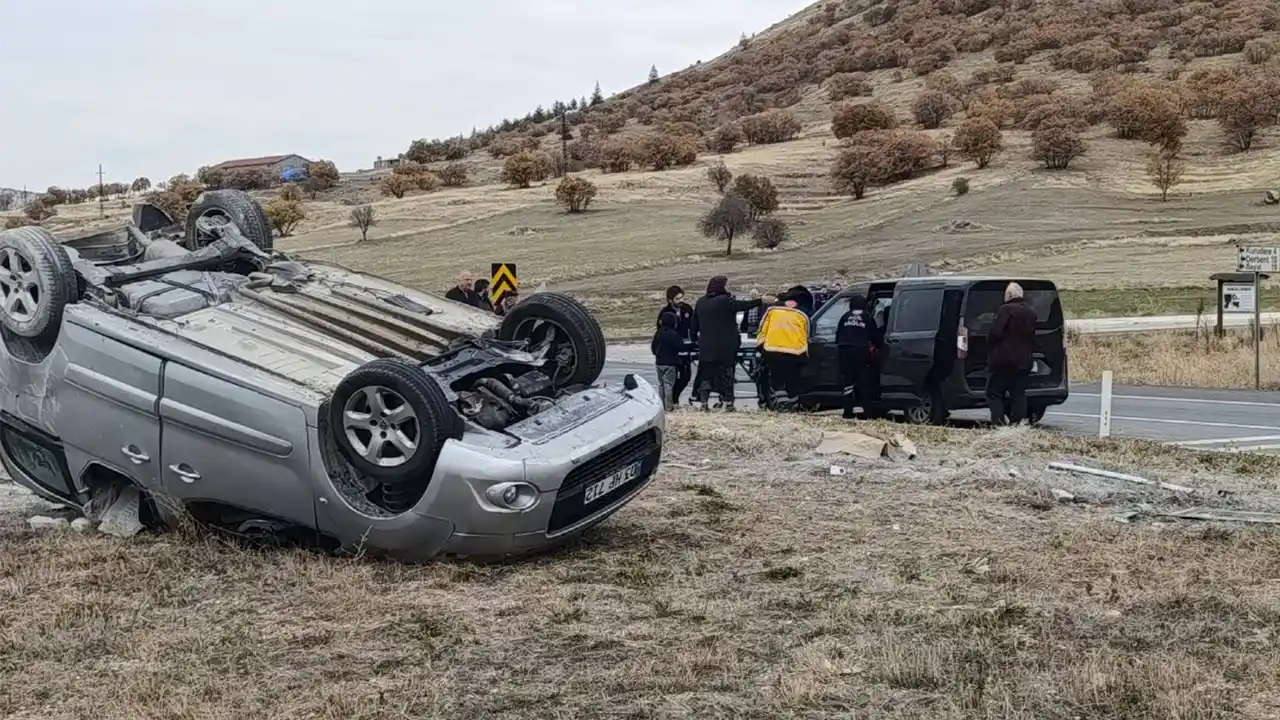 Afyonkarahisar'da iki hafif ticari aracın çarpışması sonucu 7 kişi yaralandı