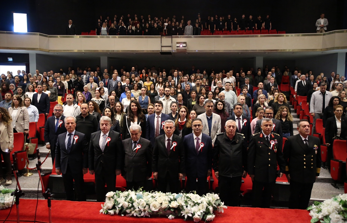 İzmir'de 24 Kasım Öğretmenler Günü törenle kutlandı