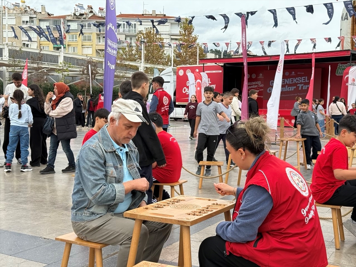 Aydın'da çocuklar geleneksel oyunları oynadı