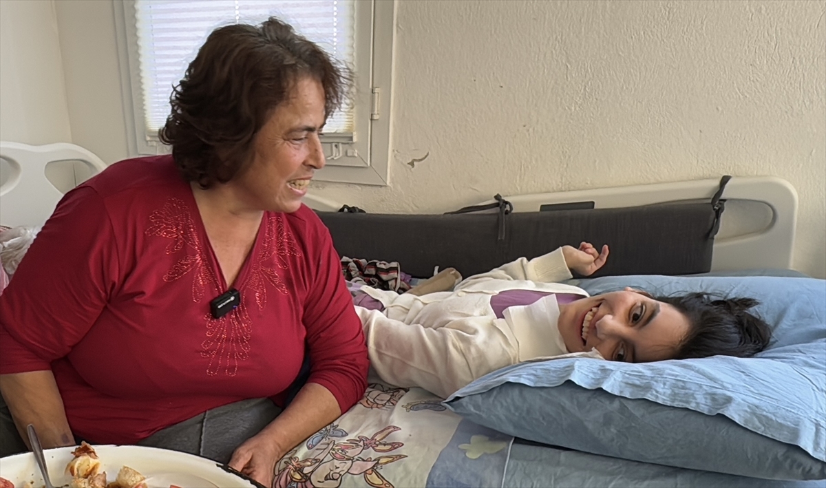 Bodrum'un 'süper babaannesi' bel ağrılarına rağmen torununa özveriyle bakıyor