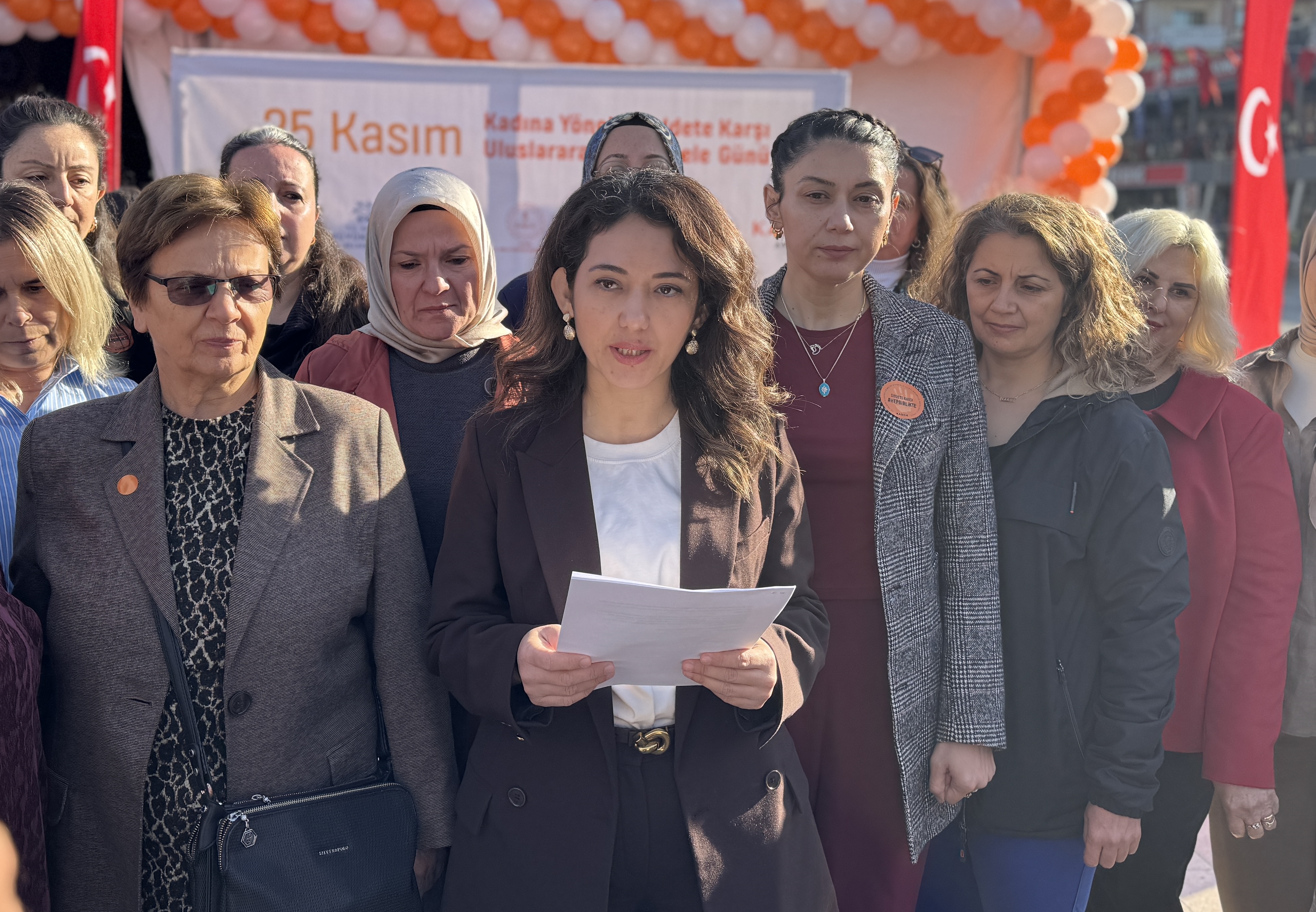 AK Parti'li Edremit'ten Kadına Yönelik Şiddete Karşı Uluslararası Mücadele Günü mesajı