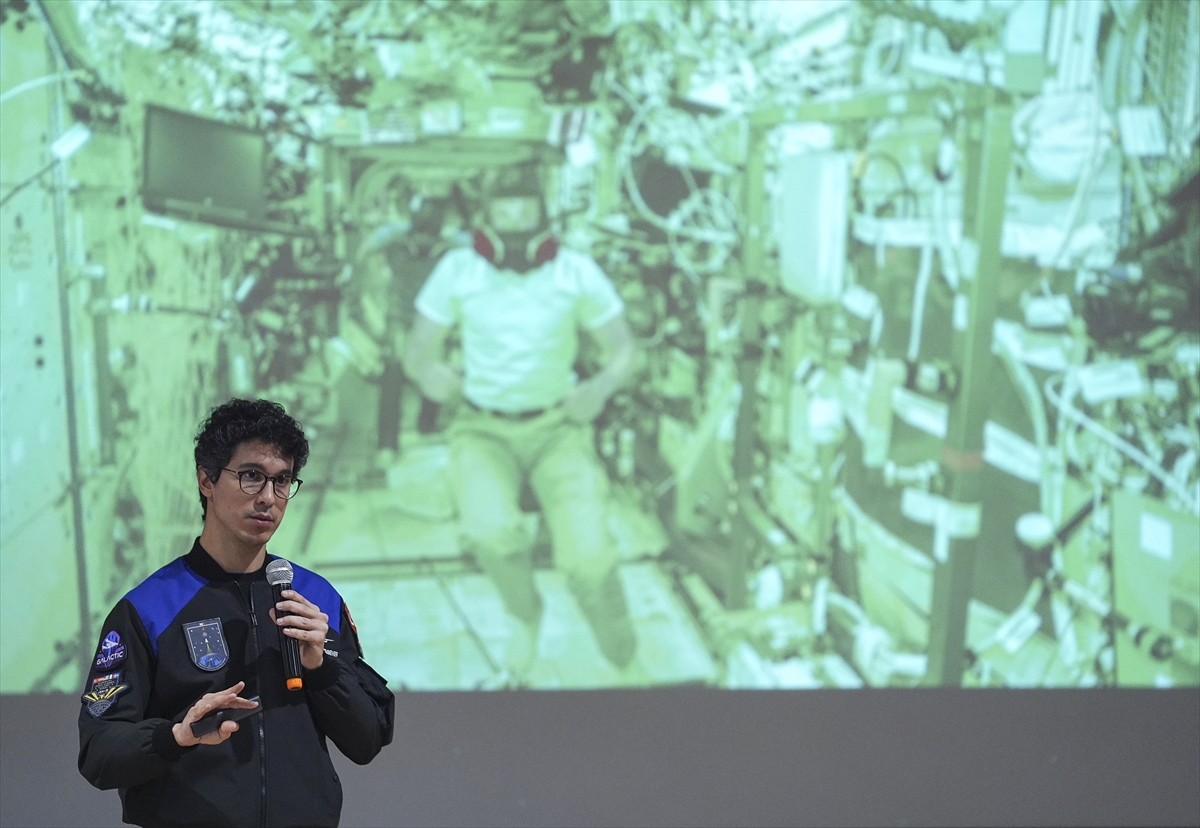 Astronot Tuva Cihangir Atasever, İzmir'de öğrencilerle buluştu