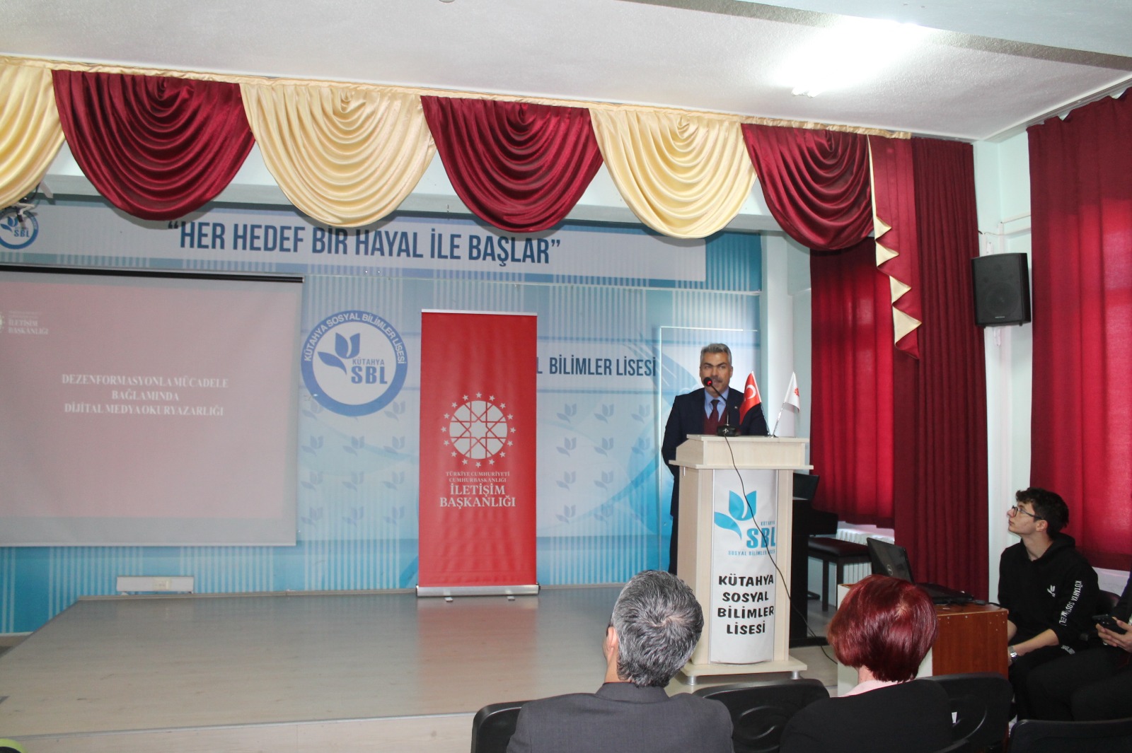 Kütahya'da öğrenciler 'Dijital Okuryazarlık ve Dezenformasyonla Mücadele' konularında bilgilendirildi