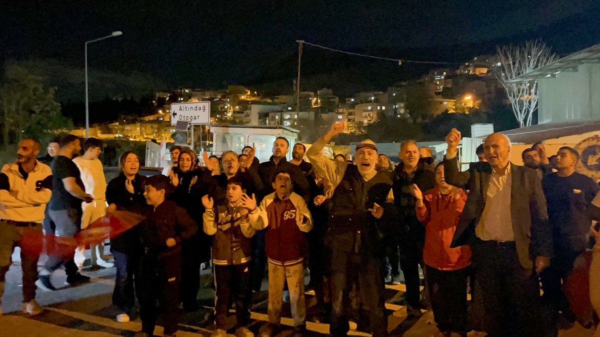 İzmir'de tünel inşaatı nedeniyle evleri zarar gören mahalle sakinlerinden eylem