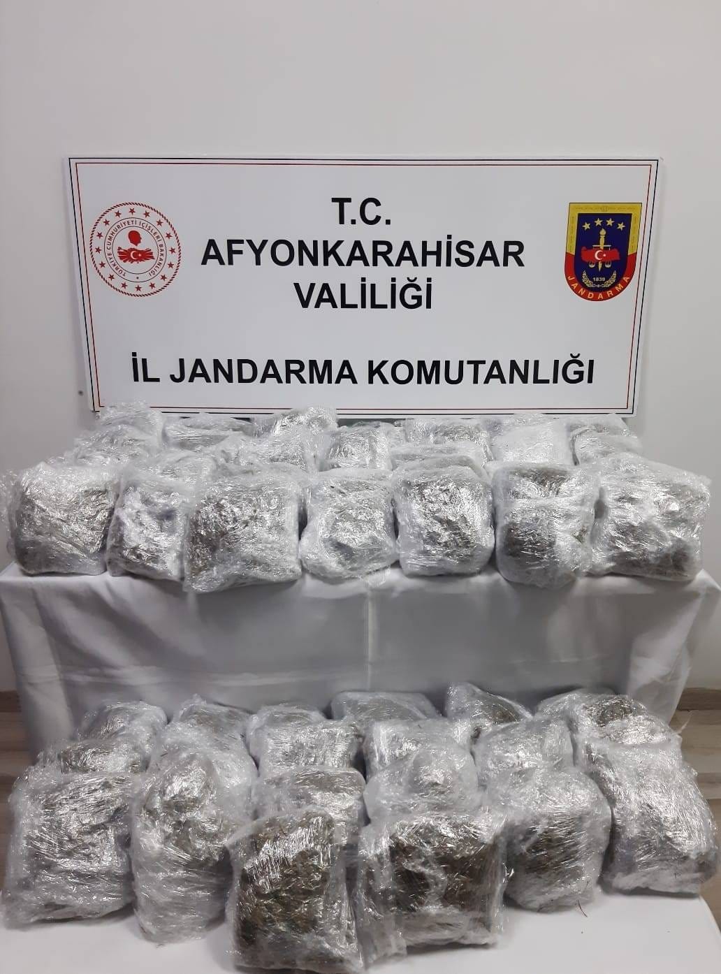 Afyonkarahisar'da uyuşturucu operasyonunda yakalanan 3 şüpheli tutuklandı